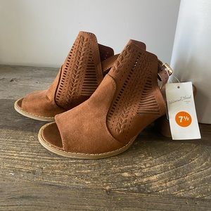 NEW WITH TAGS - universal thread